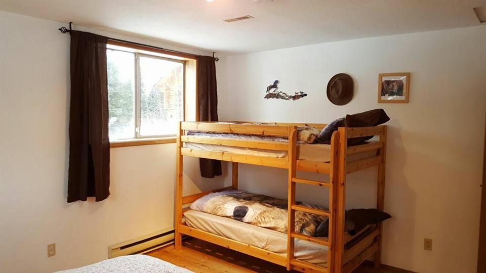 Wettstone Guest Ranch Bed & Breakfast Bridge Lake Oda fotoğraf