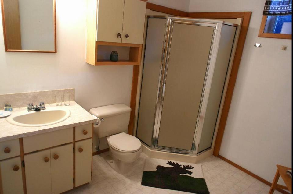 Wettstone Guest Ranch Bed & Breakfast Bridge Lake Oda fotoğraf